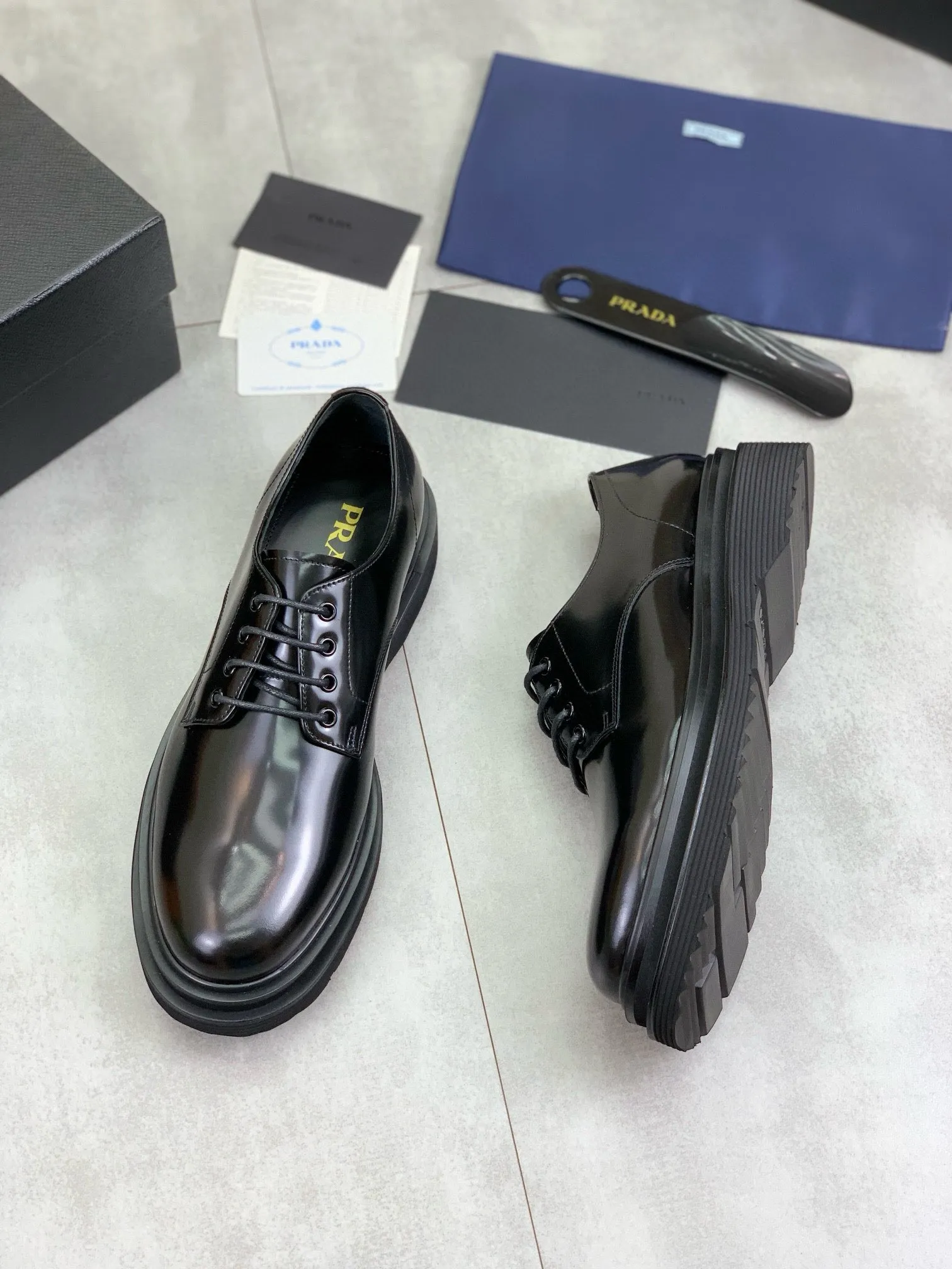 Factory price P880 💰Original quality, top version🔱 ＰＲＡＤＡPrada. Men's business casual leather shoes, top quality products. 1:1 shipment⬆️Luxurious and noble👞All imported original brand fabrics, just to create a more comfortable wearing experience. Upper: Original comfortable open edge bead-rubbed calf leather➕Top imported water-dyed full cow lining, original lightweight and comfortable TPU foam combination bottom✔️Code number: 39-44 (38.45 can be customized)